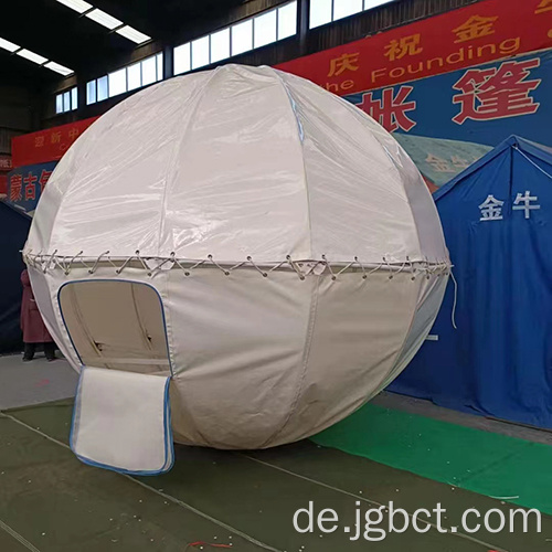 Großes kugelförmiges Zelt angepasst